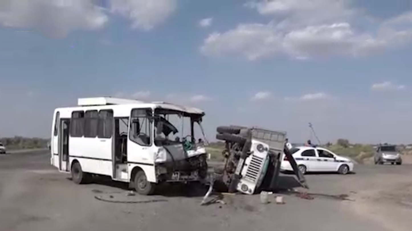 В Каракалпакстане грузовик влетел в автобус: есть погибшие — видео