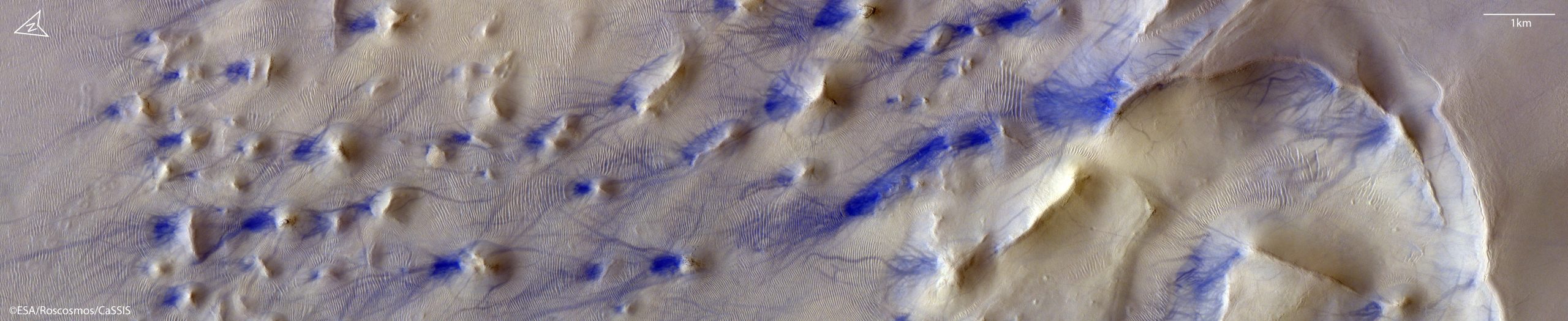 Хаотичные рельефы и следы пыльных «дьяволов»: завораживающая фотография поверхности Марса