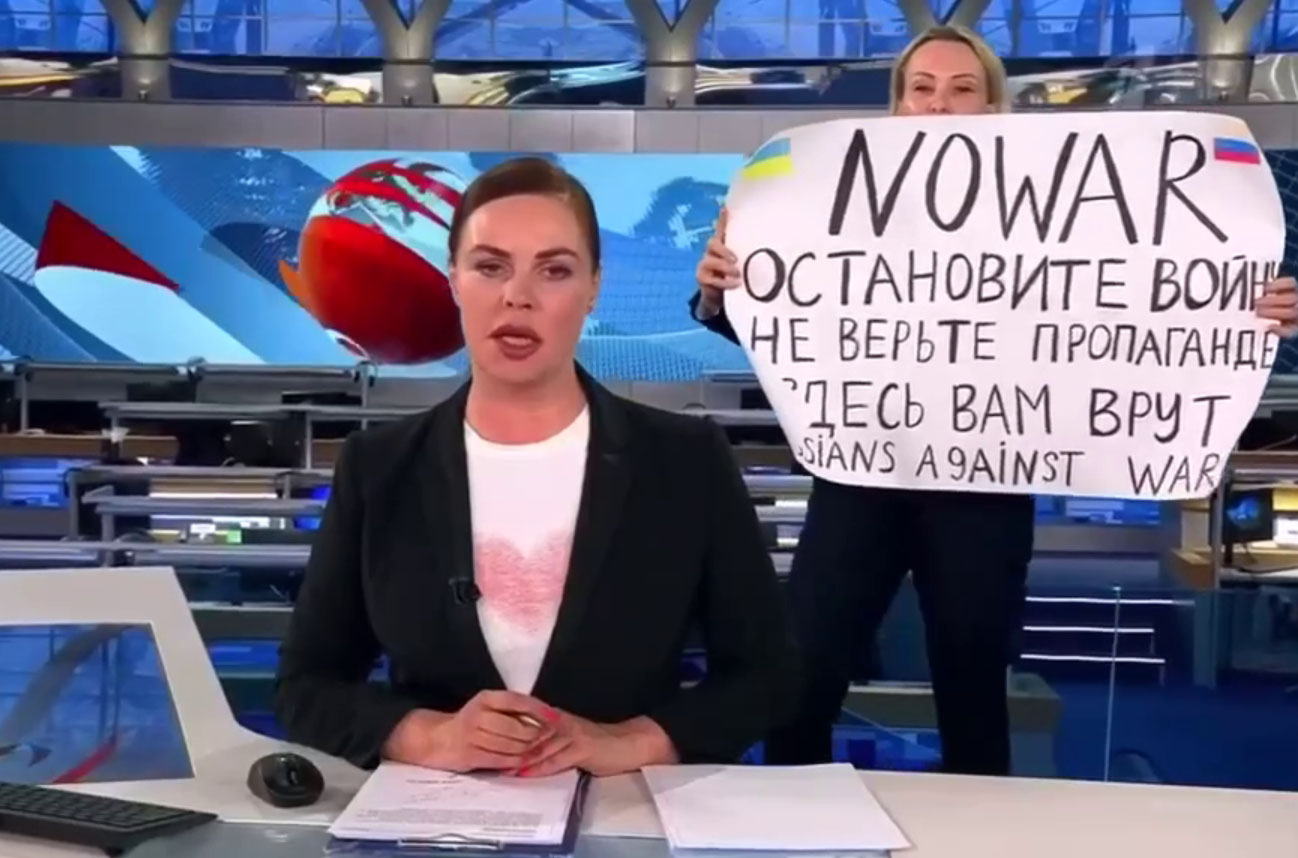 «Не верьте пропаганде»: сотрудница Первого канала ворвалась в прямой эфир программы «Время» с антивоенным плакатом