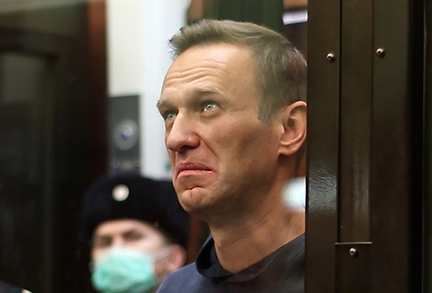 Девять лет строгого режима и штраф в размере 1,2 миллиона рублей: Навальному вынесли приговор