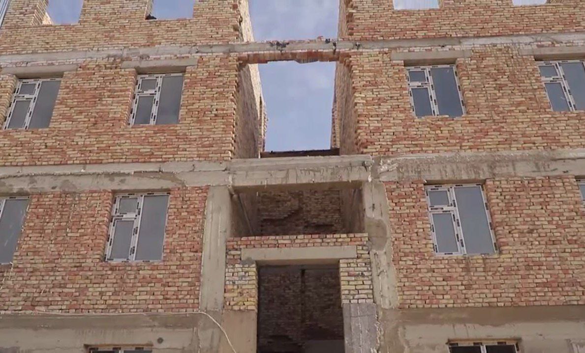 В одной из строящихся новостроек Каракалпакстана обрушились лестницы