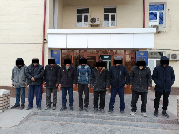 В Нукусе правоохранители задержали девять человек с холодным оружием