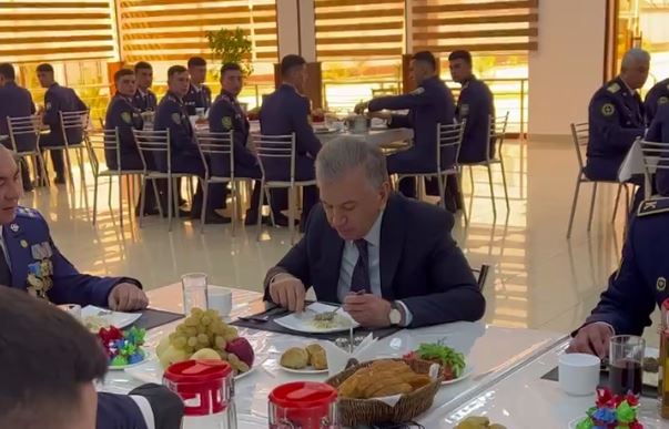 Шавкат Мирзиёев пообедал с офицерами и курсантами в столовой — видео