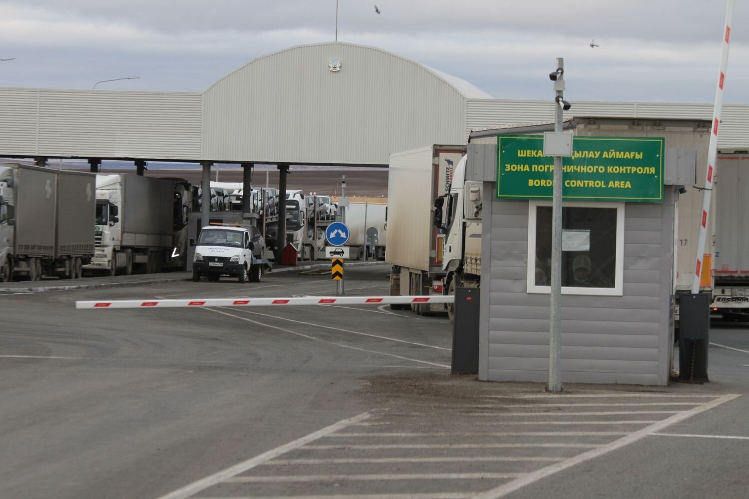 На границе с Казахстаном приостановлена работа двух КПП