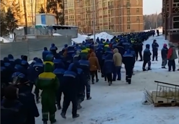 СМИ: Более тысячи мигрантов из Узбекистана и Таджикистана вышли на митинг в Москве