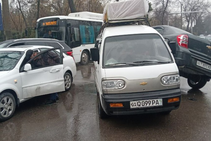 В Ташкенте произошло массовое ДТП с участием пяти машин