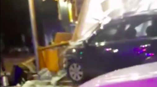 В Ташкенте автомобиль Captiva врезался в остановку — видео