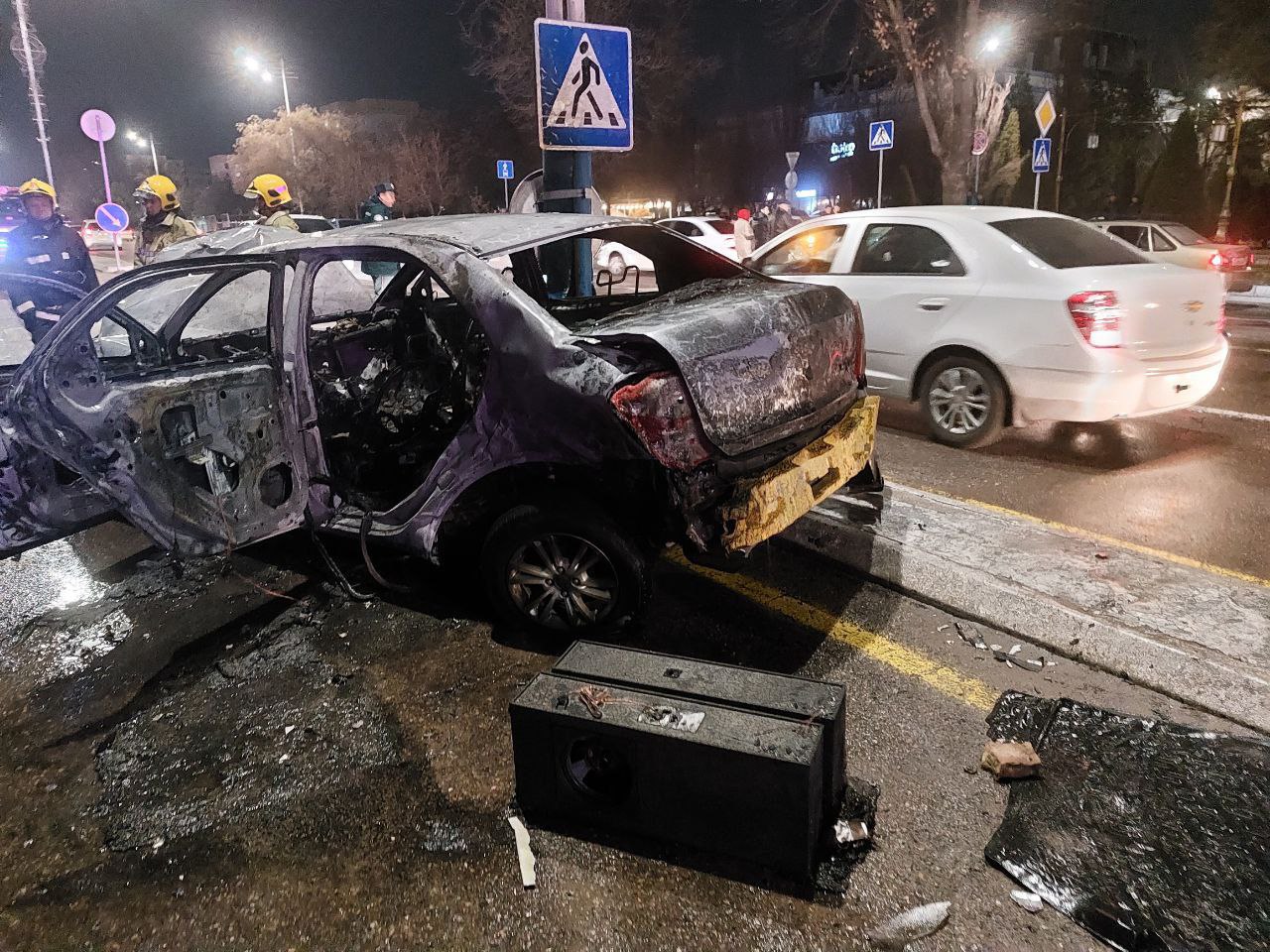 В Ташкенте столкнулись сразу четыре автомобиля: один из них загорелся