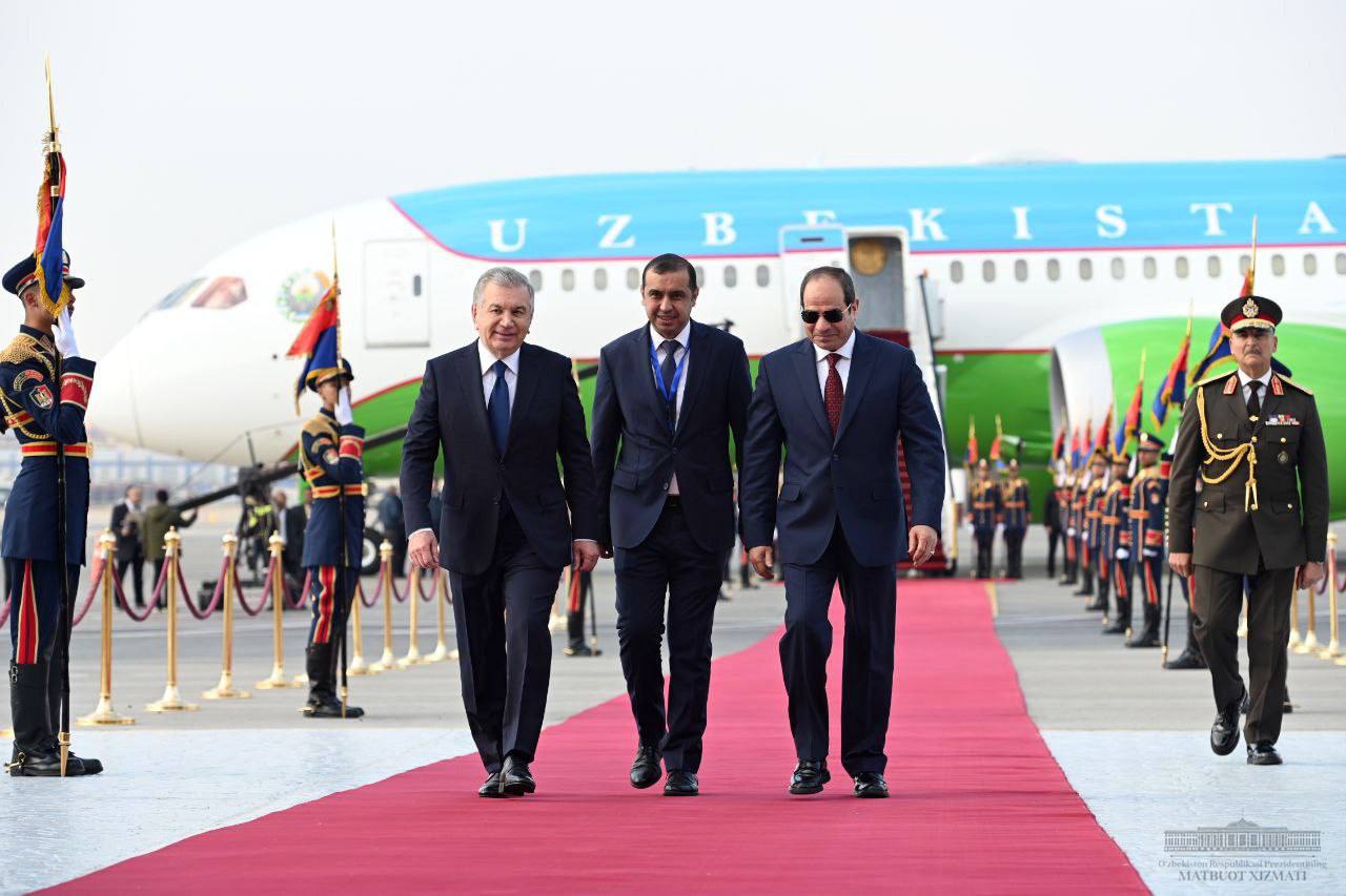 Президент Шавкат Мирзиёев прибыл с официальным визитом в Каир