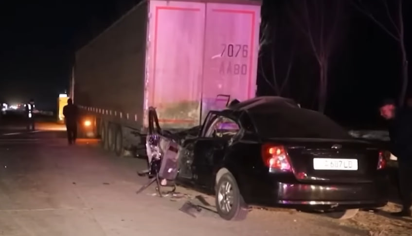 В Самарканде водитель Lacetti уснул за рулем и врезался в грузовик: погибли три человека