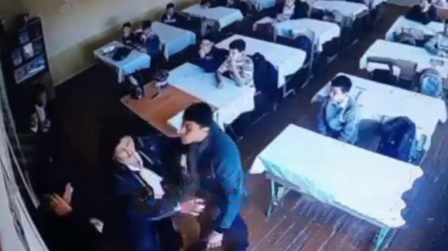 В Джизаке мужчина избил одноклассников своей дочери — видео