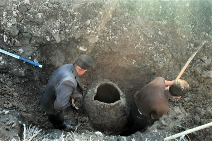 Житель Сурхандарьи при рытье канавы обнаружил кувшин, которому 2 тысячи лет