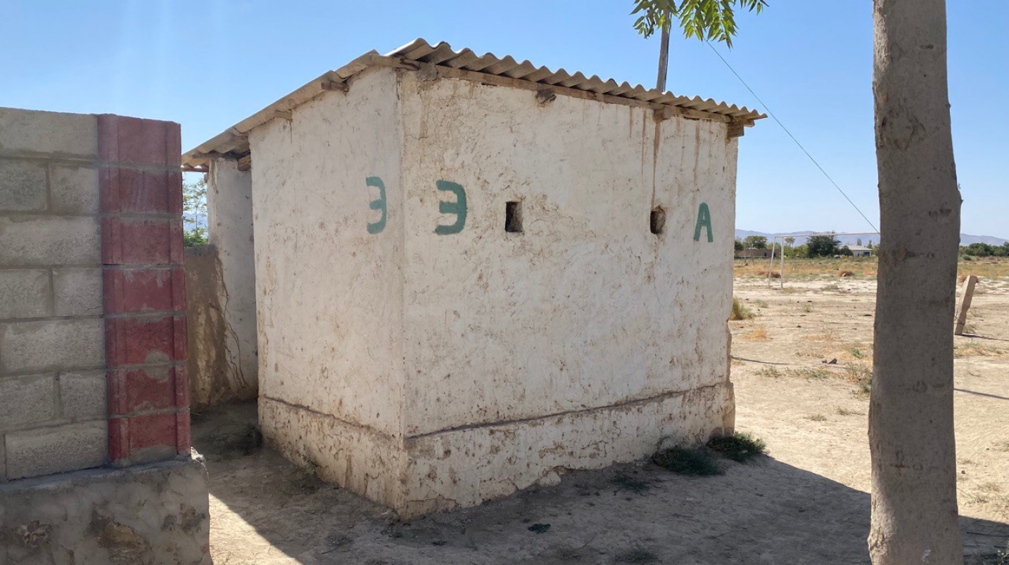 Почти половина населения Узбекистана используют вместо туалетов выгребные ямы