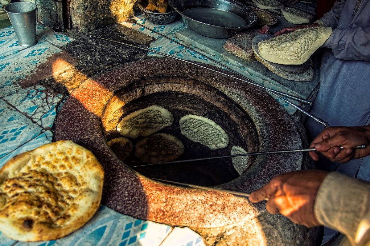 В Сырдарье обеспокоились неумением молодых печь хлеб в тандыре
