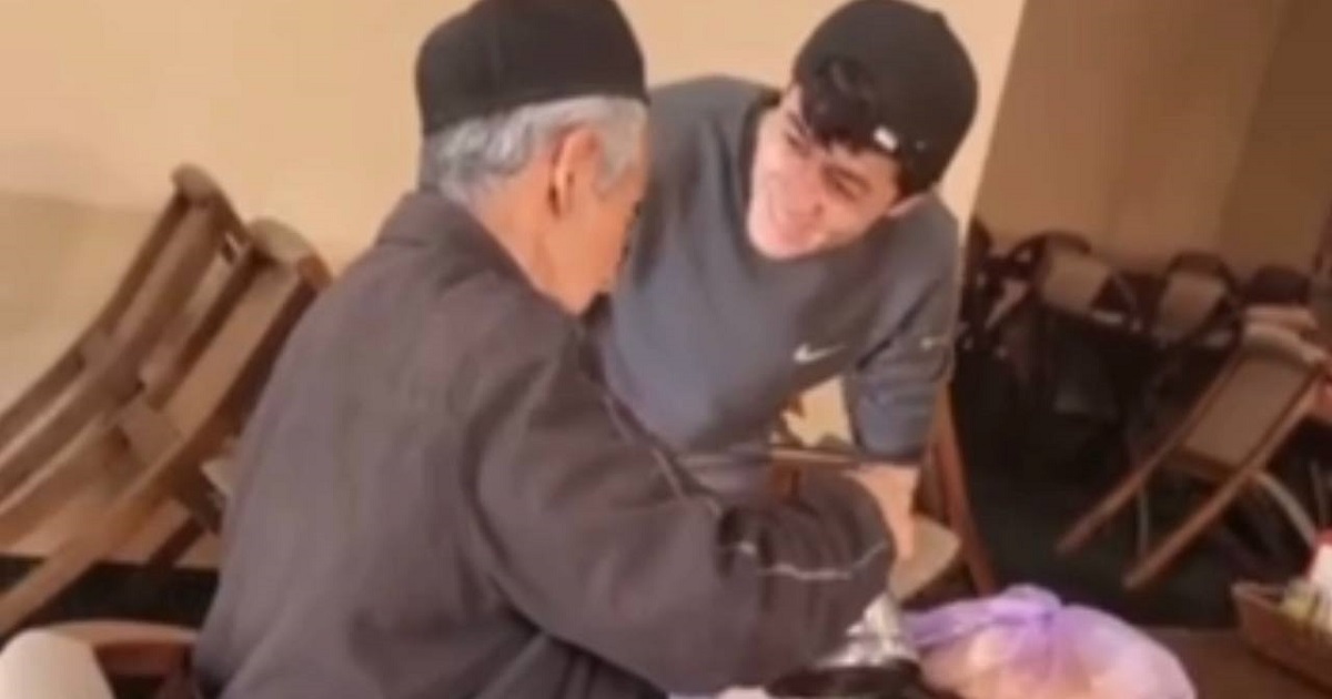 В Самарканде тиктокер ради хайпа решил поиздеваться над пожилым человеком — видео