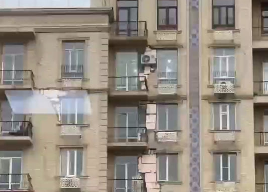 В одной из новостроек Ташкента якобы потрескались стены в результате землетрясения — видео