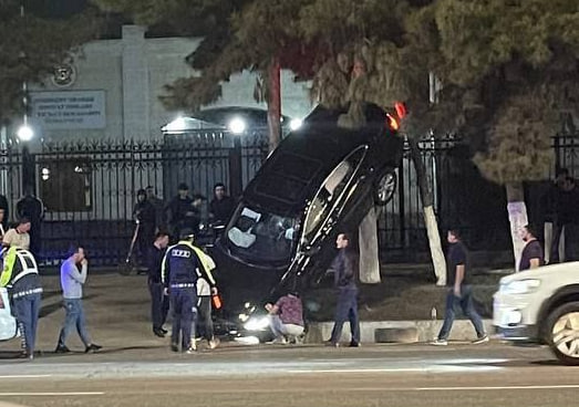 В Ташкенте после аварии автомобиль повис на дереве — видео