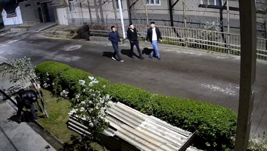 В Ташкенте десятки граждан попались на видео при поиске закладок