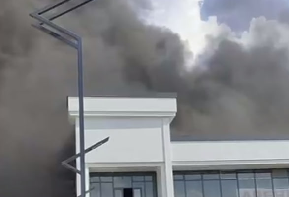 В Ташкенте склад пластмассовых изделий охватил пожар — видео