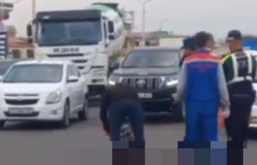 В Ташкенте женщина с окровавленной рукой уселась на проезжей части дороги — видео