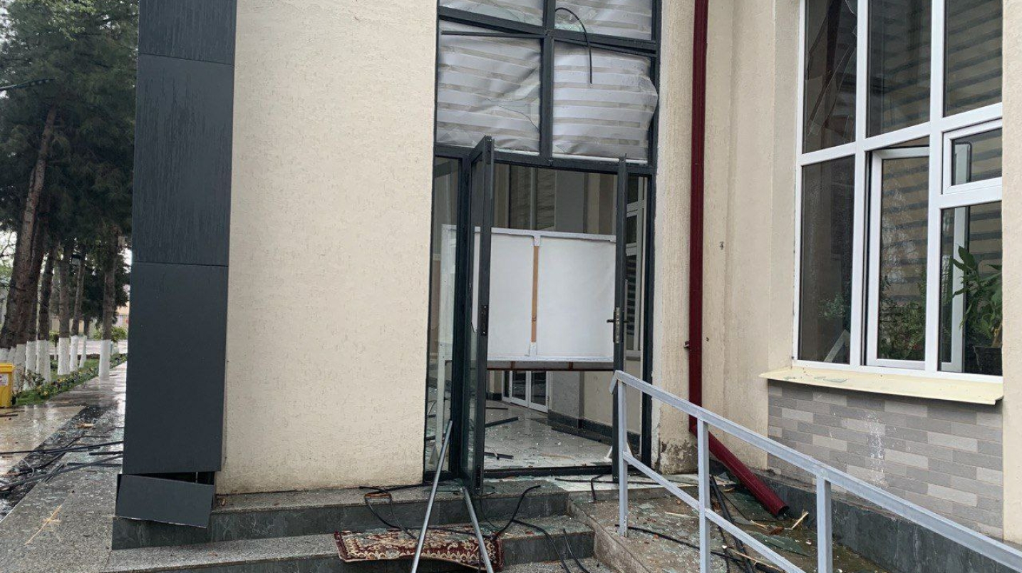 В одну из школ Ташкента ударила молния — видео