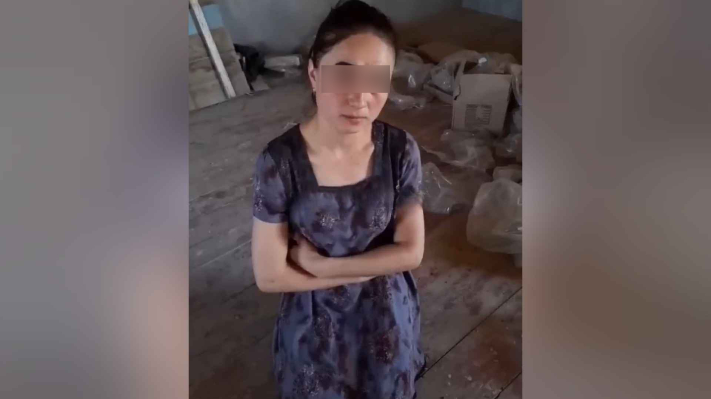 В Бухаре женщина поставила на колени любовницу мужа — видео