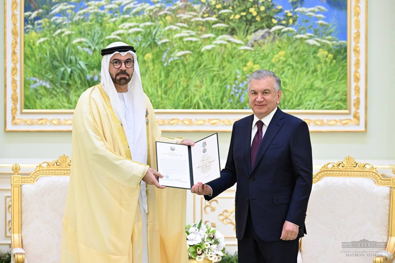 Глава Узбекистана наградил орденом министра по делам правительства ОАЭ