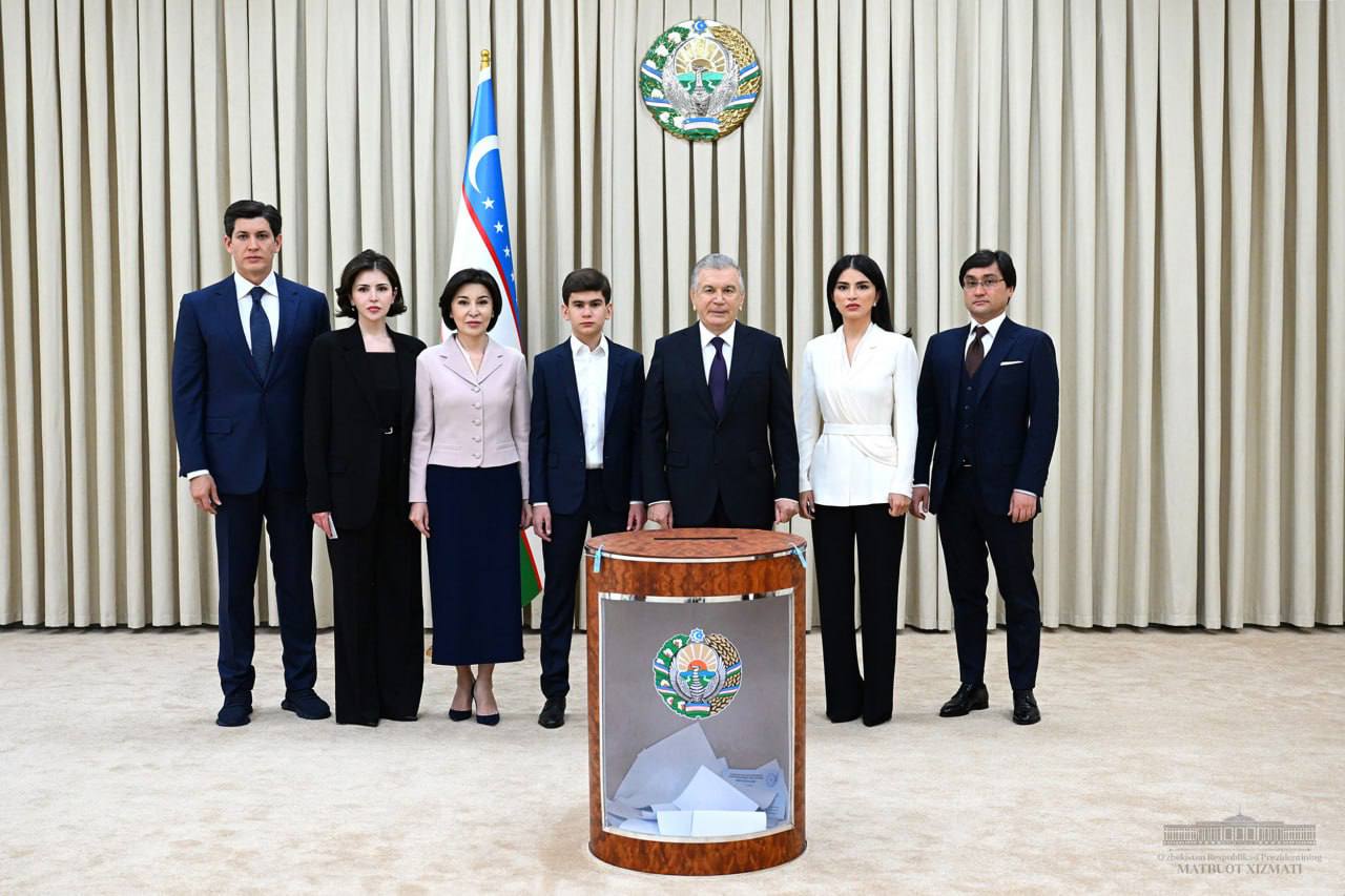 Президент Узбекистана проголосовал на референдуме вместе с семьей