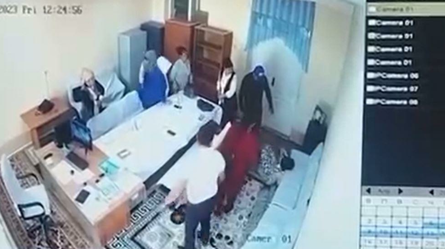 В Сурхандарье мужчина избил двоих учительниц — видео