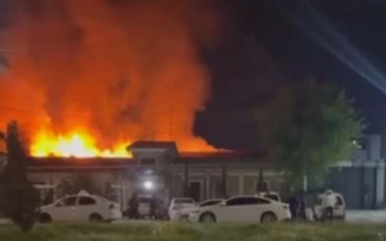 В Ташкенте загорелись несколько домов — видео