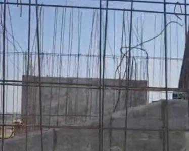 Раскрошившийся бетон и ржавая арматура: Новостройка в Алмалыке начала разваливаться до окончания стройки