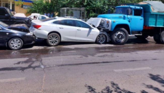 В Ташкенте грузовик спровоцировал массовое ДТП: столкнулись шесть автомобилей