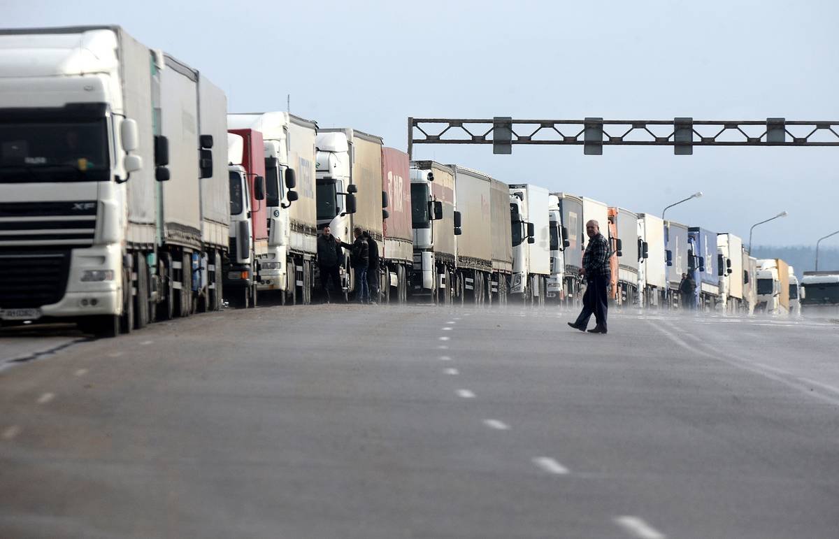 Сотни грузовиков застряли на казахско-узбекской границе — видео