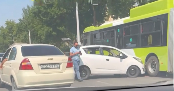 В Ташкенте водитель Spark устроил ДТП с пассажирским автобусом — видео