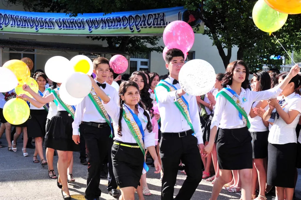 В школах Узбекистана якобы запретили вальс на выпускном