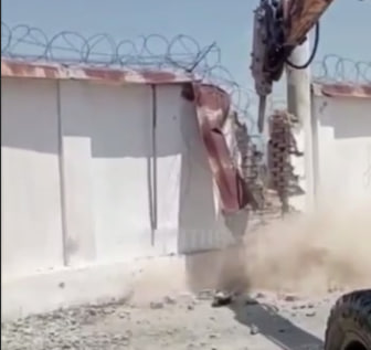 Между Узбекистаном и Кыргызстаном снесли стену — видео