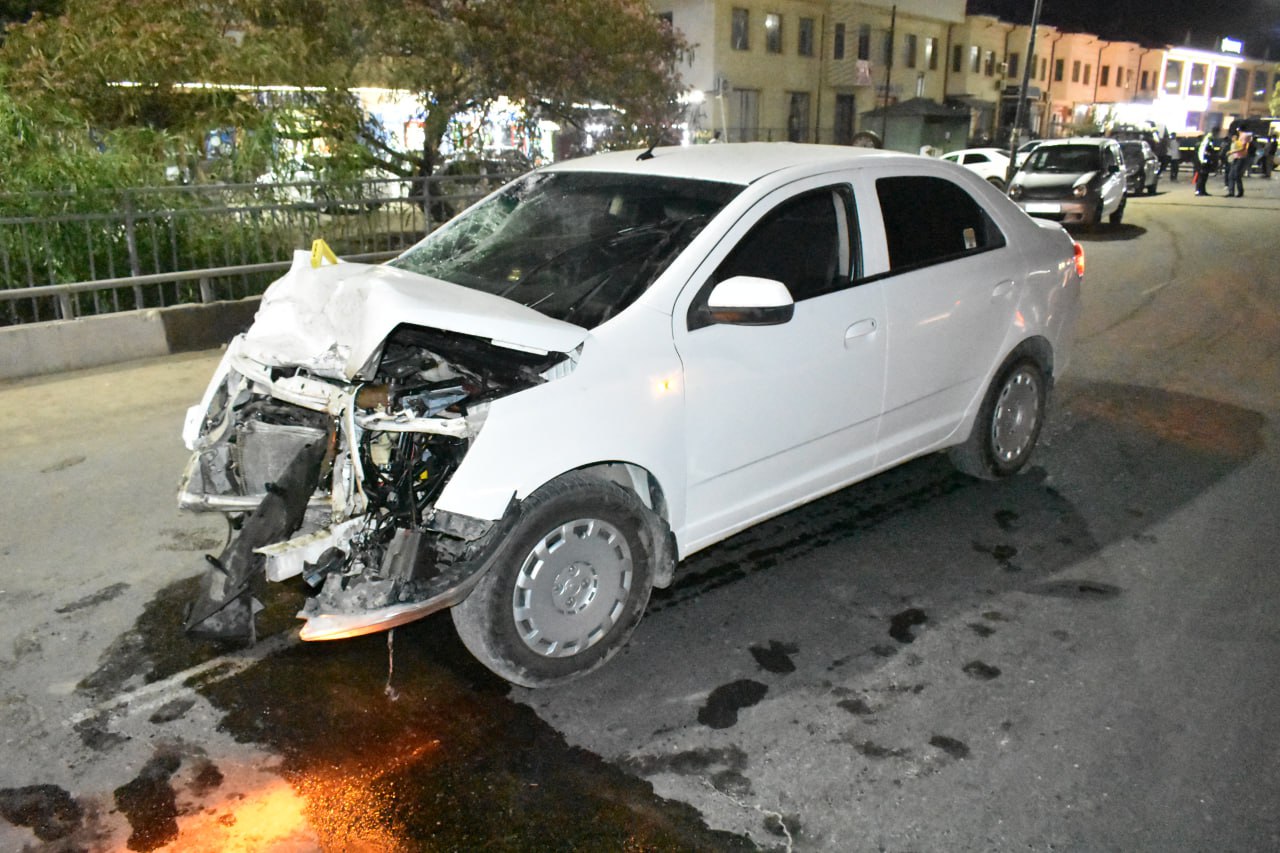В Ташкенте водитель Cobalt после ДТП сбил трех человек у обочины, есть погибший