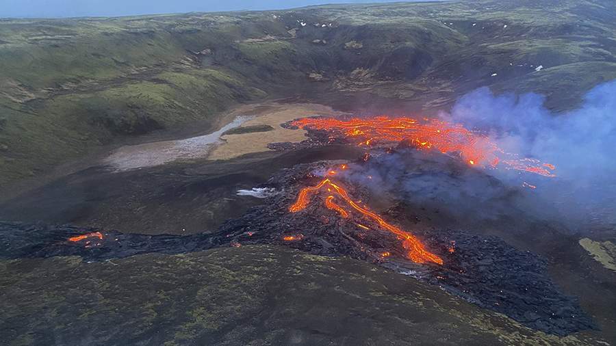 В Исландии недалеко от столицы началось извержение вулкана