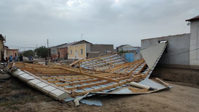 Сильный ветер в Каракалпакстане и Хорезме повалил деревья, разрушил крыши домов и оборвал линии электропередач