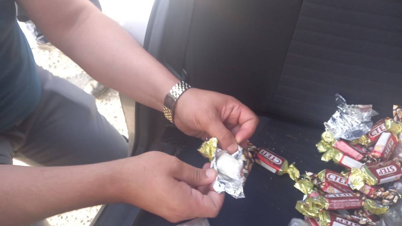 «Конфетки с героином»: В Ургенче поймали мужчину, замаскировавшего 26 пакетиков с наркотиками