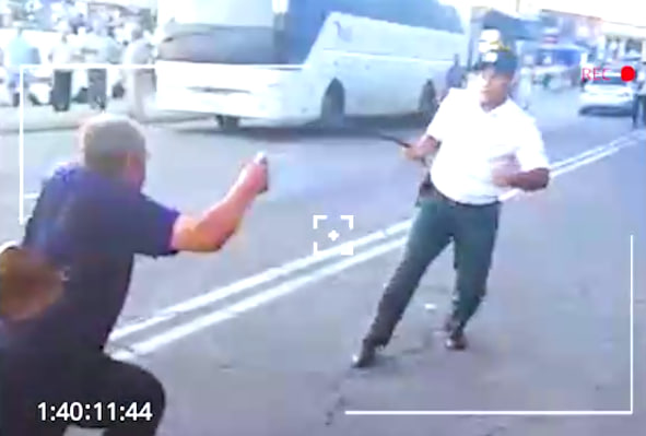 В Ташобласти мужчина с ножом напал на прохожих и сотрудников ДПС — видео