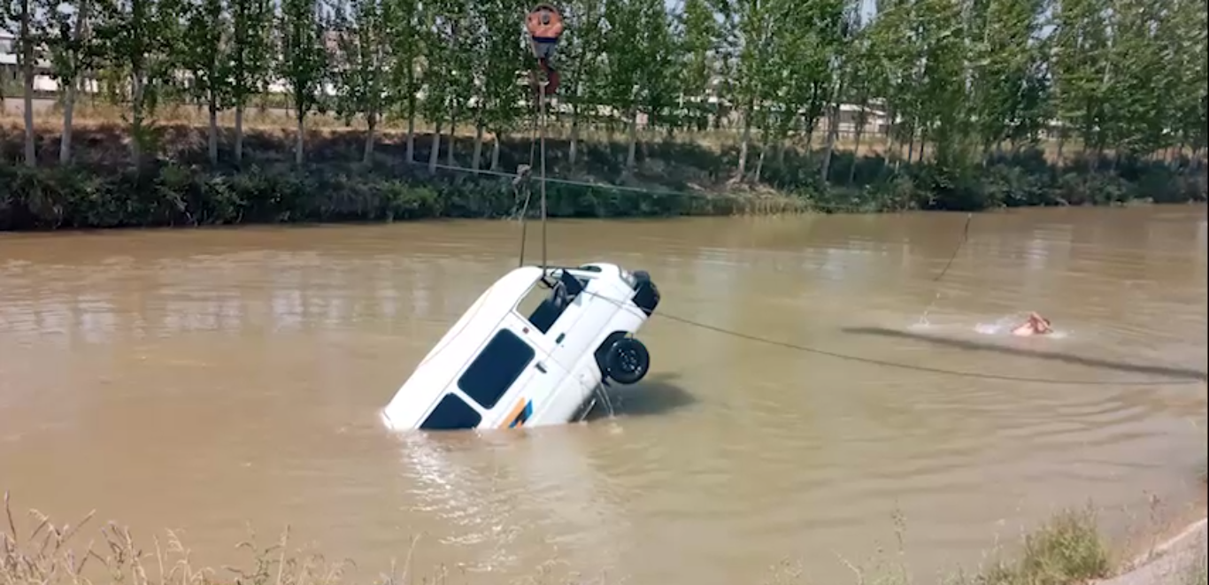 В Намангане спасатели вытащили 2 автомобиля Damas из Ферганского канала