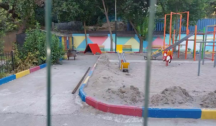 В Ташкенте житель захватил детскую площадку под окном и не пускает детей