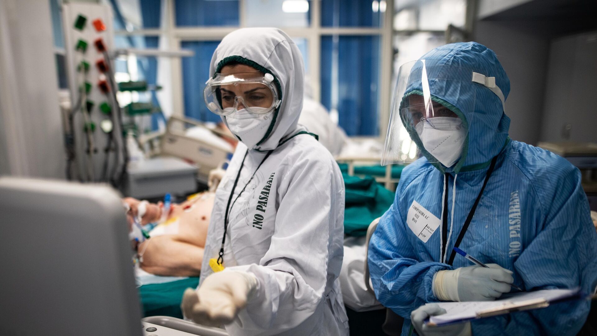 В некоторых странах растет число госпитализаций и смертельных случаев от ковида