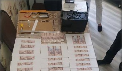 В Бухаре поймали молодых людей, «штампующих» фальшивые деньги