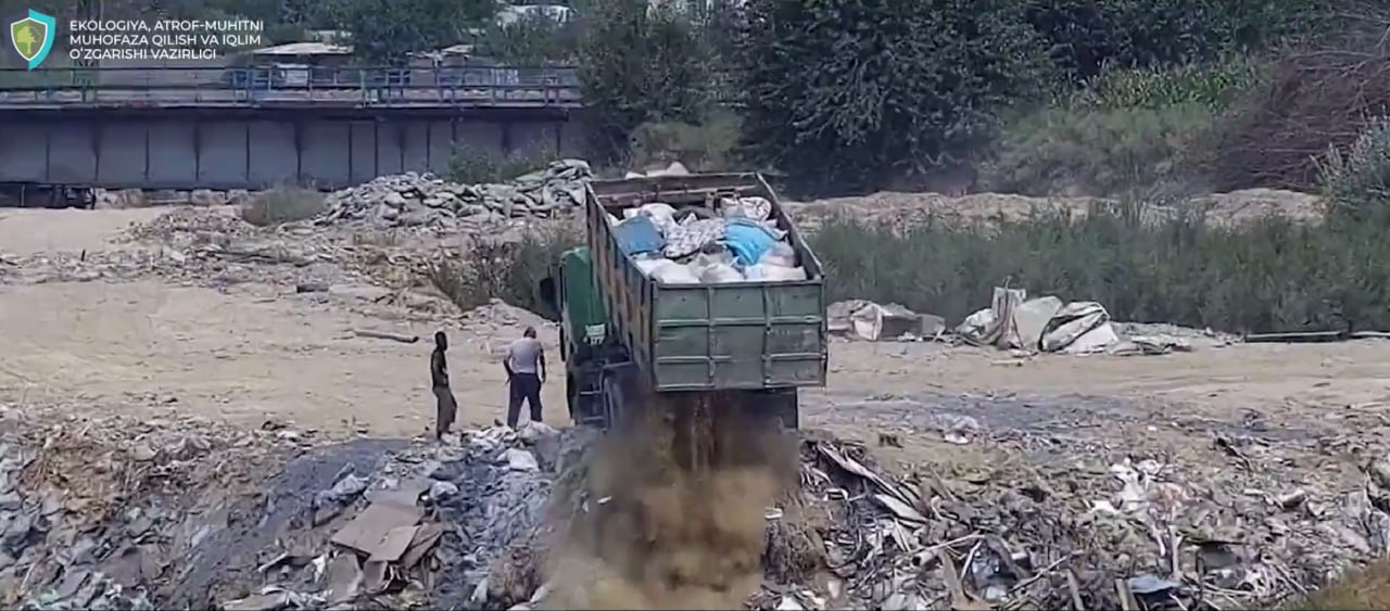 В Ташобласти водитель мусоровоза сбрасывал отходы недалеко от канала Бозсу