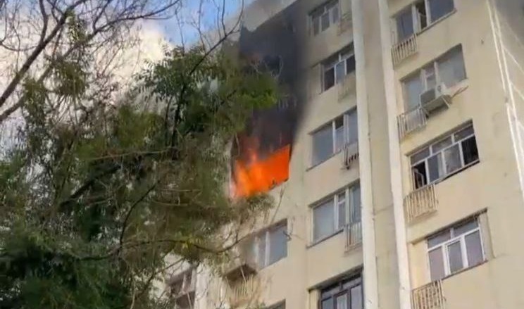 В Ташкенте в одном из домов загорелась квартира: эвакуировали 20 человек