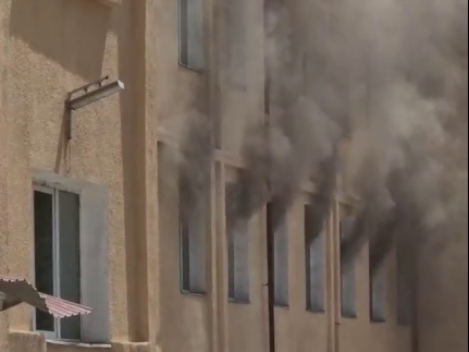 В центре Ташкента загорелась школа — видео