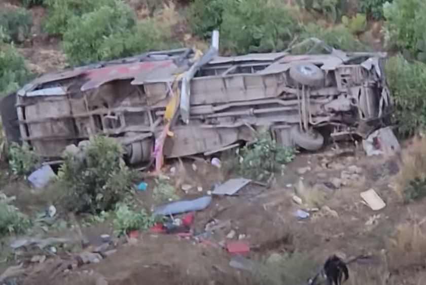 В Перу не менее 24 человек погибли при падении автобуса с обрыва