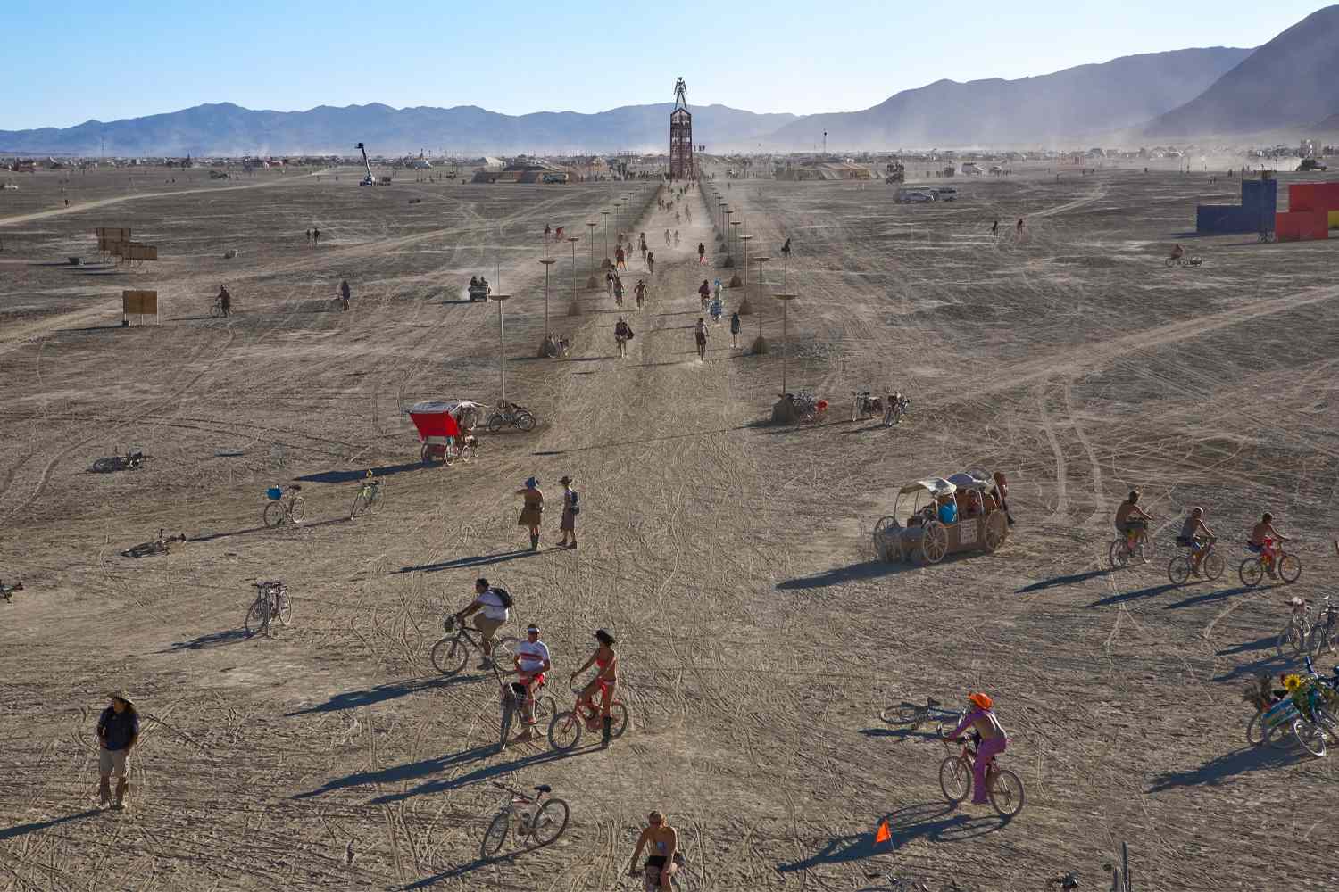 Тысячи посетителей фестиваля Burning Man застряли в пустыне Невады из-за проливных дождей